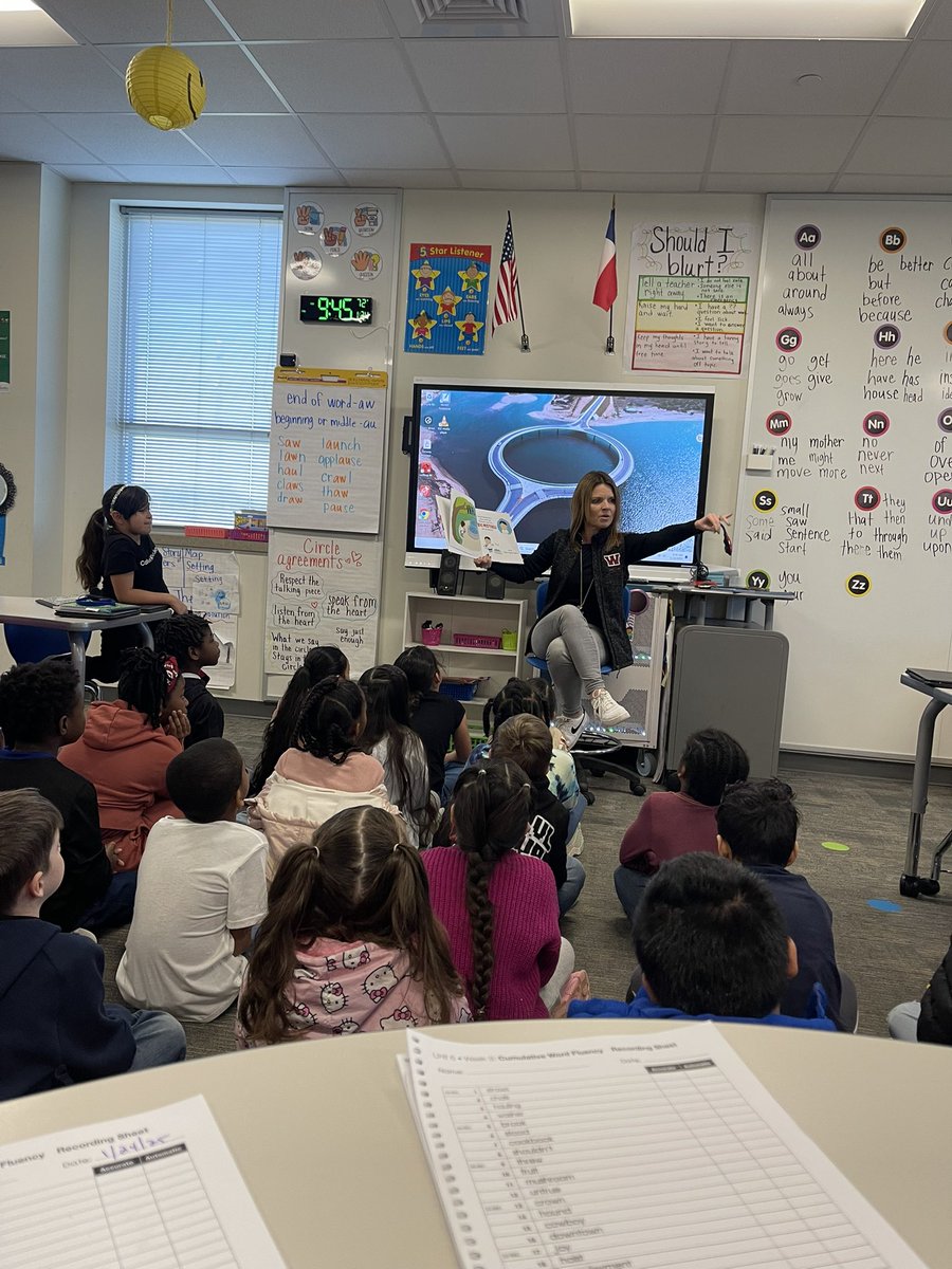 MrsJimenez1102's tweet photo. Our guest reader today was the one and only @AngieKDavis19 reading the cutest book ever!! 🦄 🌈 #jeschat https://t.co/XJd63IdtBH