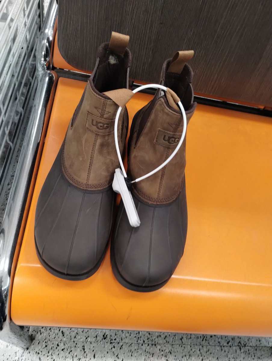 Bob_Ross9327's tweet image. fucking DISGUSTING shoes #explodeuggfactories #UGHH