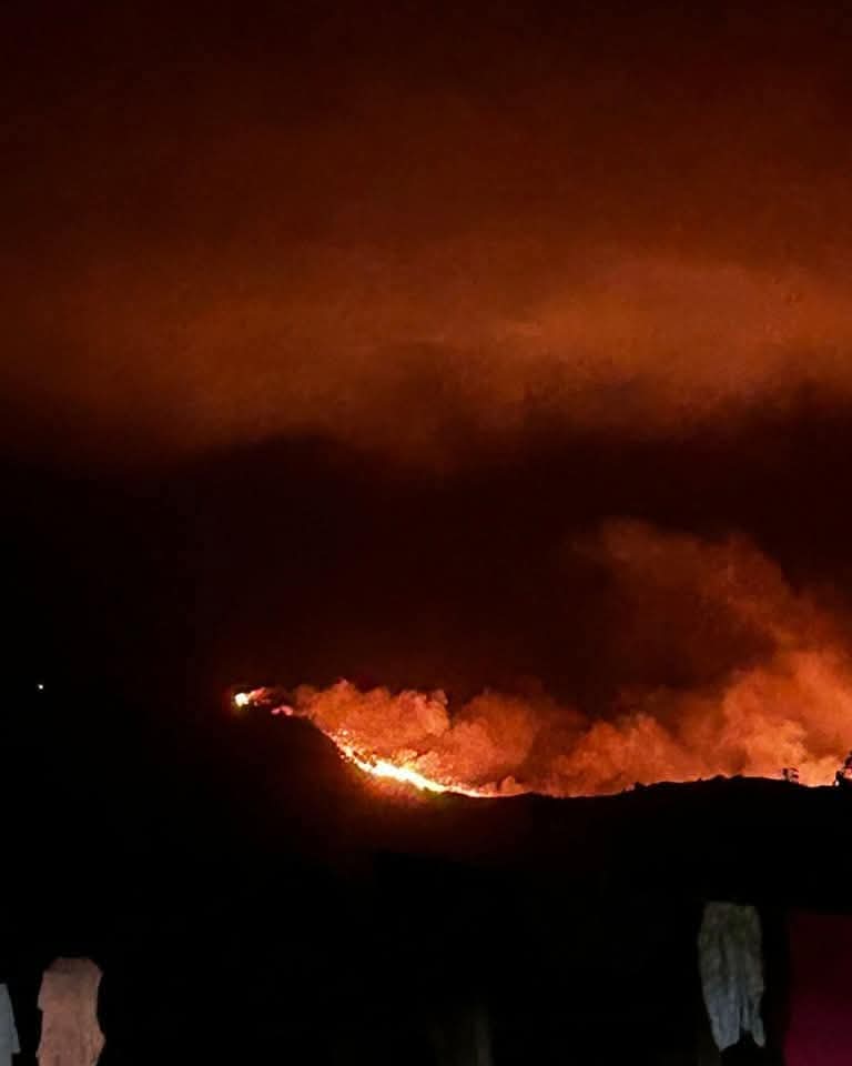Se45811Sergio's tweet image. #SanJavier  |  La situación es grave en San Javier por incendio forestal fuera de control. 

 Se confirman al menos 4 viviendas destruidas y más de 500 hectáreas consumidas.
