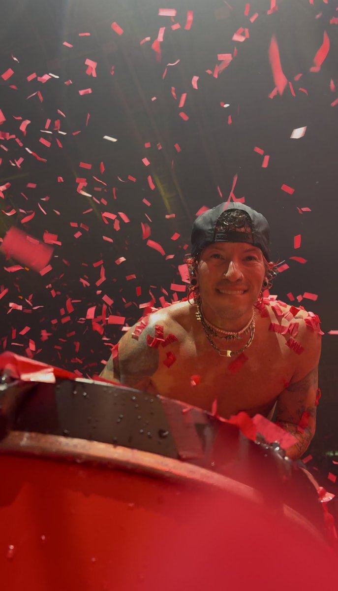 acervopilots's tweet photo. te amo josh dun eu te amo muito https://t.co/7EjCCSOQ4t