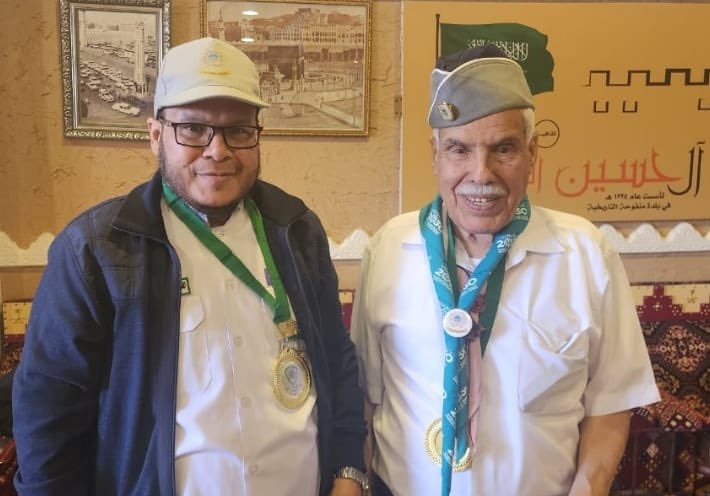 EAlrowad's tweet photo. نائب مدير مكتب رواد كشافة نيوم الرائد الكشفي أ/عبدالرزاق بن نوح يقلد منديل المكتب لرئيس الرابطة أ.د/عبدالله الفهد والمستشار/عبدالعزيز الحسين والرائد الكشفي أ/جبرين الجبرين والرائد الكشفي أ/علي العلي في حفل ختام تكريم رواد الكشافة السعودية 
#رابطة_رواد_الكشافة_السعودية https://t.co/1w48VWf4Eb
