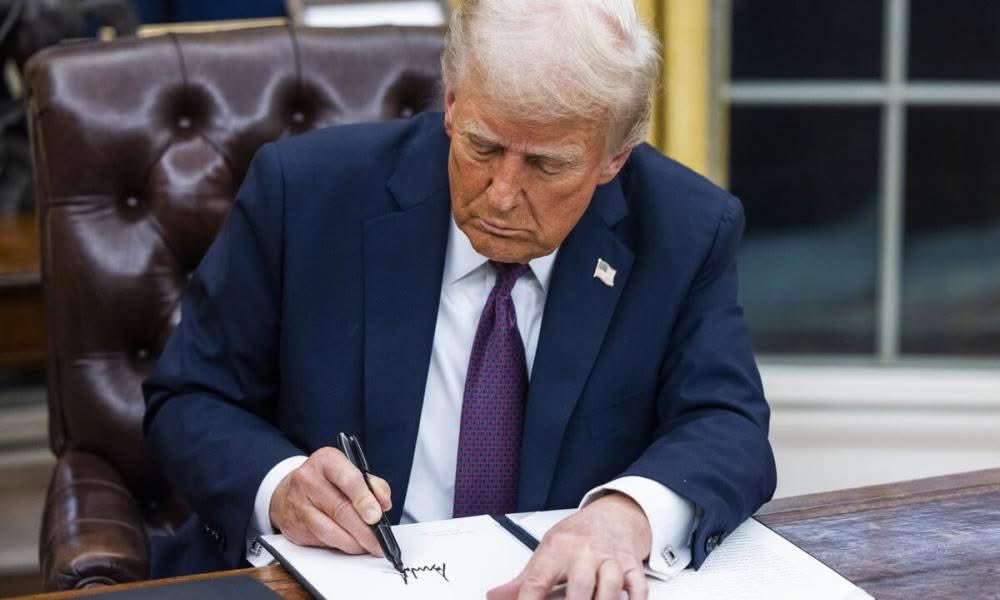 allpolls's tweet photo. The Party Begins. 🇺🇦🇺🇸

Trump Halts Weapons Supply to Ukraine 

Every Dollar and Bullet Sent to Zelensky Will be Scrutinized

A shocking allegation was made by well-known journalist T. Carlson regarding the Zelensky government, concerning the sales of arms to drug lords in South America.

"Ukraine sold about half of the weapons and drones that the U.S. provided to the black market. These weapons were even given to drug lords in South America, and ignoring international agreements, portable anti-aircraft systems could even threaten passenger planes," he stated among other things.

Weapons Supply to Ukraine Halted, Previous Shipments to be Investigated**  
The instruments have started playing; officials involved in arms procurement in Kyiv have been put on leave. By order of the new President, every dollar and bullet sent to Zelensky will be scrutinized.

The United States has withdrawn requests for the transshipment of goods for Ukraine's benefit through Rzeszow, Constanta, and Varna.

In this context, all shipments of weapons and military equipment to Ukraine have been stopped at NATO bases in Europe. According to preliminary estimates, this involves several thousand tons of weapons and military equipment.

Meanwhile, all Pentagon employees involved in arms supplies to Kyiv have been dismissed or placed on leave.
Many Questions Arise About Western Weapons Given to Ukraine for Years**  
The American network CBS, as early as 2022, revealed in an investigation that only about 30% of the weapons the West sends to Kyiv actually reach Ukrainian hands. 

The bulk of these are concentrated in bases in Poland and then distributed via various transport means that follow independent and uncontrolled routes. There's no record of where and when these are distributed to military units.

Arab military sources, since 2023, with video evidence, showed Western military equipment in service with Hamas fighters. This included American M136 and M141 grenade launchers as well as Swedish-British NLAW anti-tank missiles.

The Biden administration has occasionally admitted that there's no way to track the weapons it sends to Ukraine, and there's no method to keep them out of the hands of criminals, leading to increasing reports of parts of this Western aid being sold through murky networks.

Kyiv issues denials, but several European countries have already warned that these weapons have ended up in other countries rather than Ukraine. Swedish authorities, for example, revealed that anti-tank weapons have already appeared in criminal gangs within Sweden.

It's certain that when the results of Trump's government investigation into the massive quantities of weapons sent to Ukraine come out, it will be a bombshell, forcing the EU to do the same. Then many political leaders who supplied weapons and ammunition to Ukraine will find themselves in a very uncomfortable position, as they won't be able to explain why they were sending weapons to a highly corrupt country.

#RussiaUkraineWar
