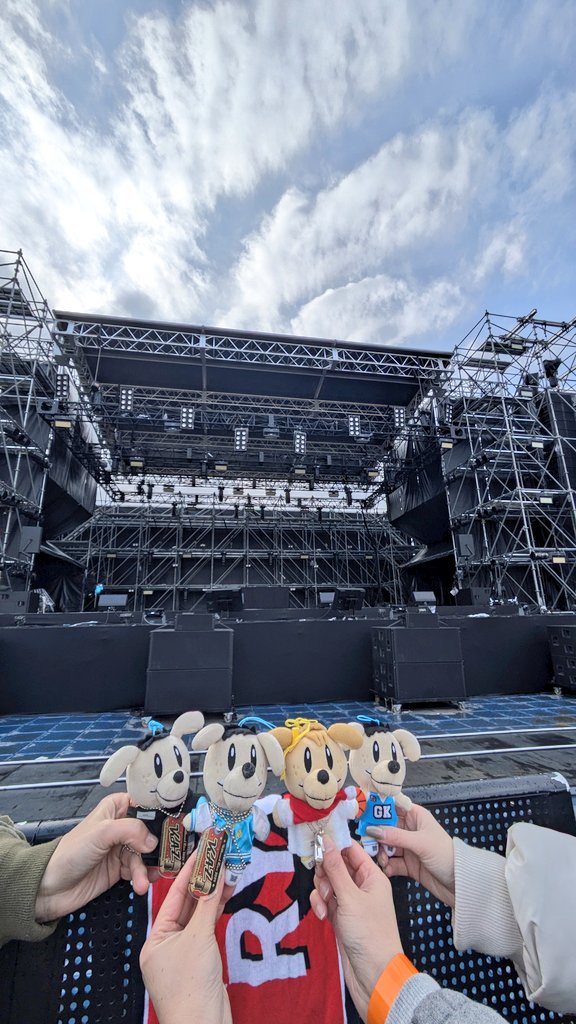 ryutooxox2023's tweet photo. èšåå¯ããã©ãŸã ãžã£ã³ãçŒãé³¥ããé£ã¹ãŠãªããã©1fesãã£ã¡ã楜ããð¶
ããŒãã«ããã®æåã®ç¬éãèŠããŠç¬
å±å€ã§æµŽã³ã鳿¥œããããŒïŒïŒïŒèžã£ãŠã·ã¡ããžããããŠãããã£ãããð¥
#1Festival
#1fes https://t.co/HSxUe4iSPA
