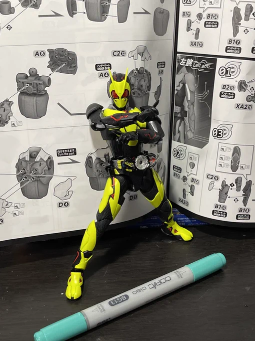楽しみにしてたフィギュアライズのゼロワン組み立てた〜!!めちゃくちゃクオリティ高くてカッコイイ!目の周りをブラックでスミ入れ、イエローの部分に青緑系のコピックでスミ入れしました。ベルトのリングだけ綺麗にシール貼れる自信なかったので蛍光イエロー買ってきて筆塗りしよかな 