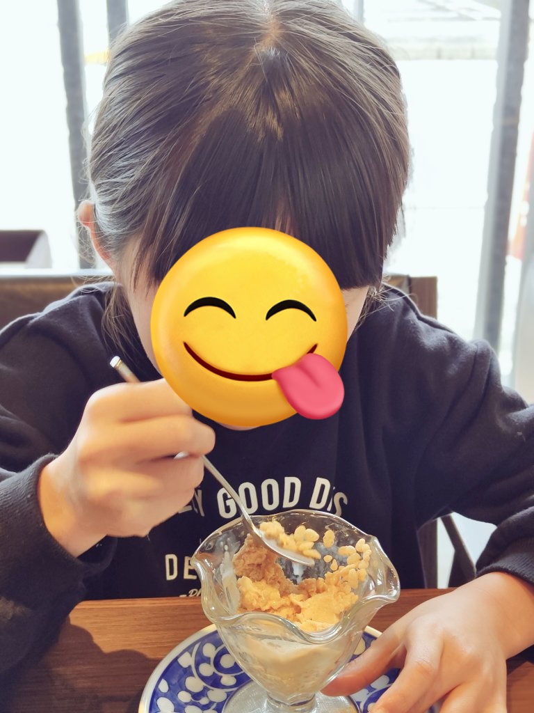 shimenoyu's tweet photo. 唐突な娘からの「ハトのエサおいしー♥」
いや、それはパフだ。 https://t.co/mF99vq4QMi