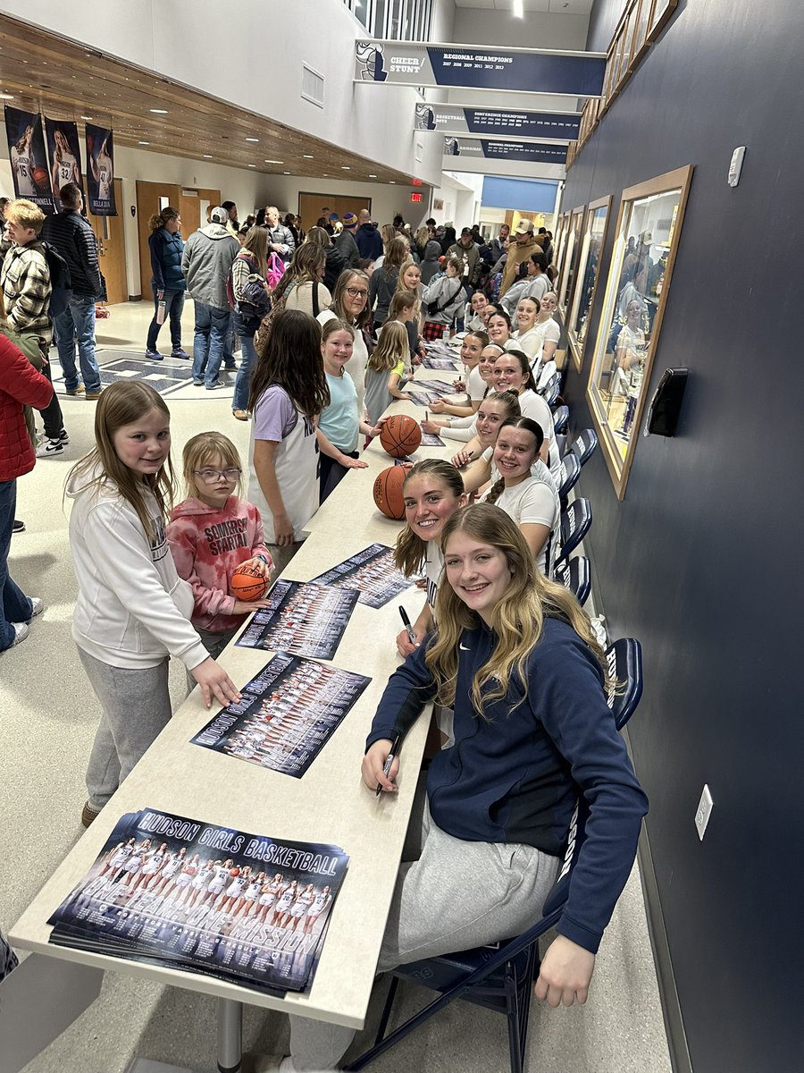 Jae_mii's tweet photo. Home town heroes! Go raiders!🏀🏀🏀

 @HudsonGirlsBas1 @HudWiBroadcasts @HudHS_Athletics https://t.co/v3eNLaT9oF