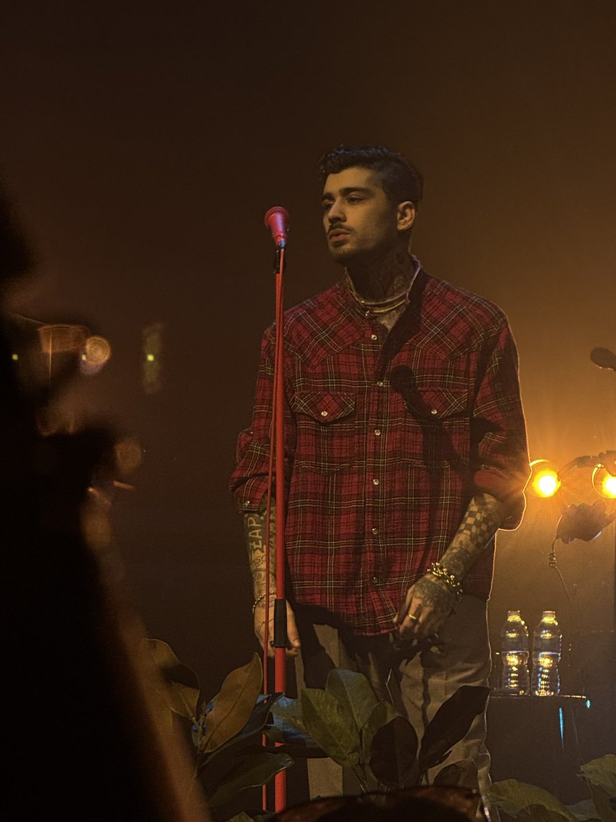 beloved's tweet image. YALL I CANT BELIEVE I TOOK THIS PICTURE THIS PIC ATE DOWNNNNNNNN