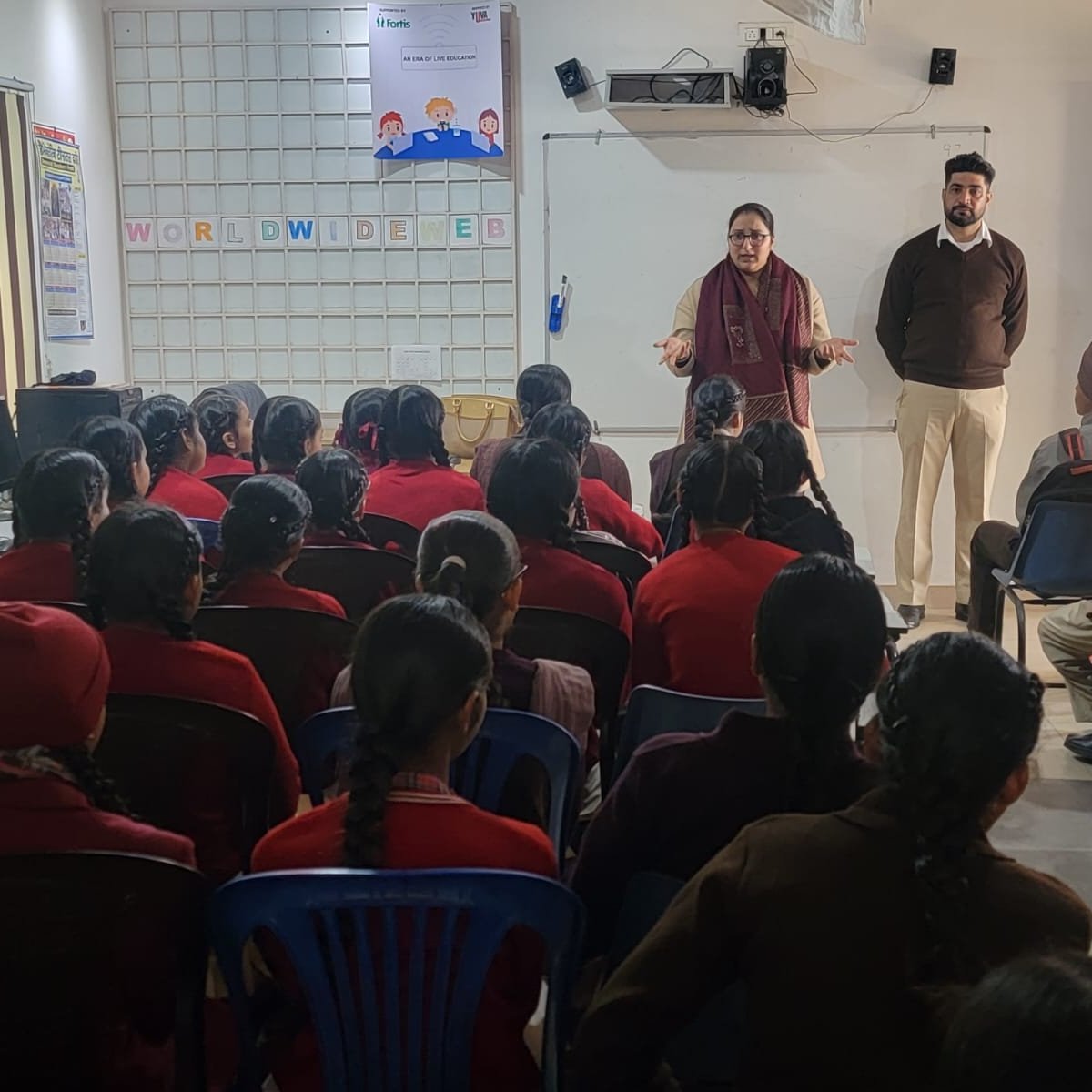 PatialaPolice's tweet image. Saanjh Staff Nabha conducted a seminar at Govt. Senior Secondary School, Allowal, Nabha, creating awareness about traffic rules, responsible social media use, cyber fraud prevention, self-defence, and self-discipline.
#PatialaPolice #SaanjhJagriti #AwarenessDrive
