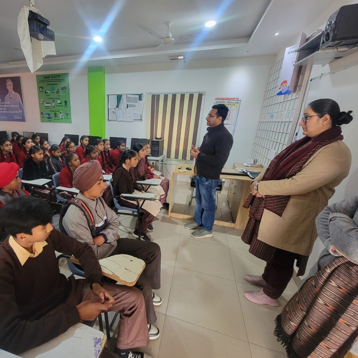 PatialaPolice's tweet image. Saanjh Staff Nabha conducted a seminar at Govt. Senior Secondary School, Allowal, Nabha, creating awareness about traffic rules, responsible social media use, cyber fraud prevention, self-defence, and self-discipline.
#PatialaPolice #SaanjhJagriti #AwarenessDrive