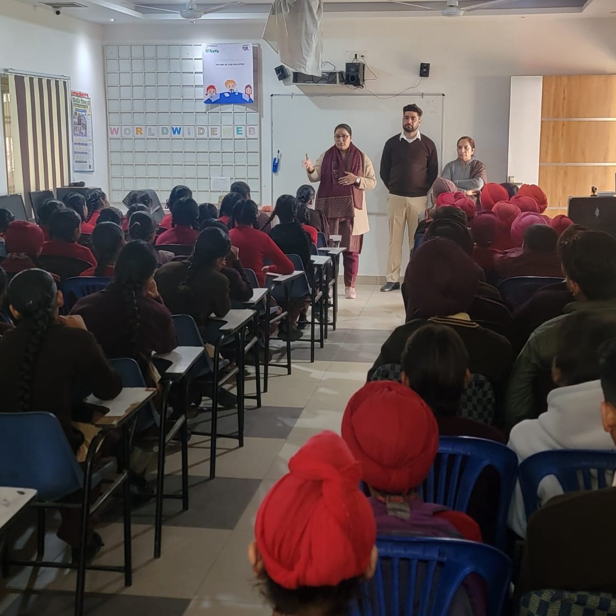 PatialaPolice's tweet image. Saanjh Staff Nabha conducted a seminar at Govt. Senior Secondary School, Allowal, Nabha, creating awareness about traffic rules, responsible social media use, cyber fraud prevention, self-defence, and self-discipline.
#PatialaPolice #SaanjhJagriti #AwarenessDrive