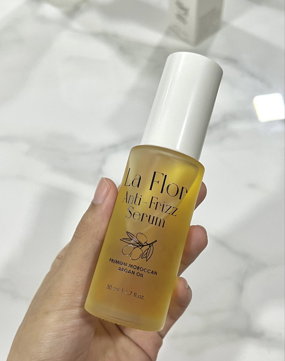 Susah betul nak cari hair serum untuk adik i sebab rambut dia keras kejung. Dah try macam product tak jalan.

Lepas try La Flor, terus lembut gila rambut dia. Dah tak frizzy, senang nak urusan 😍

Bau pun wangi!