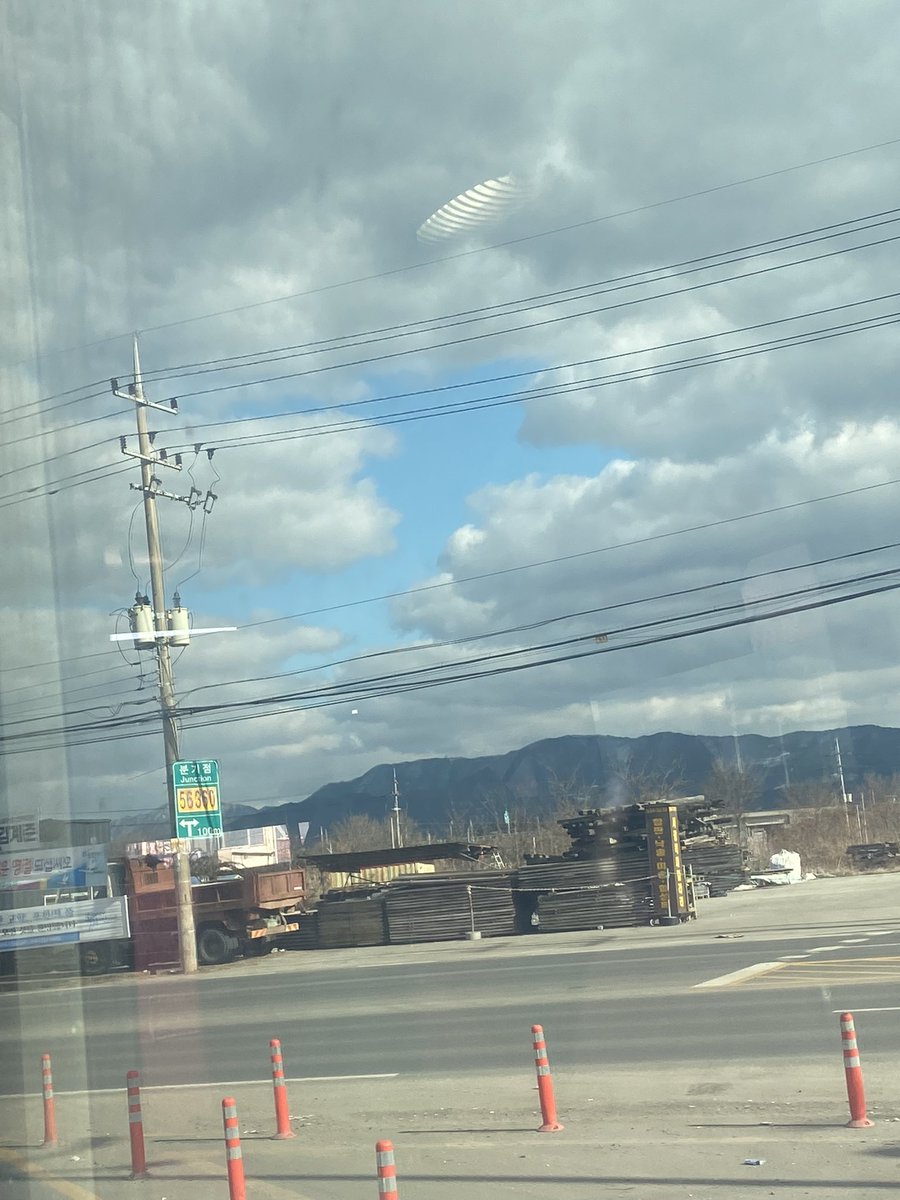 구름사이 하늘 악어작가 닮았다..