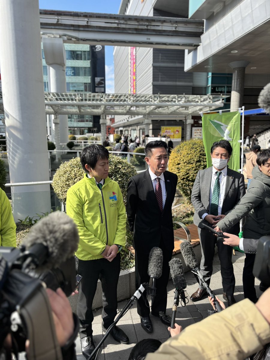 【北九州市議会議員選挙 🗳️】

1月26日(日)は北九州市議会議員選挙の投票日🗳️

#前原誠司 共同代表、#岩谷良平 幹事長が応援に駆けつけました💨

応援演説、囲み会見はコチラから💁‍♀️
youtube.com/live/-hzH7chd2…

1月26日(日)投票日🗳
日本維新の会公認候補者への応援をお願いいたします！📣