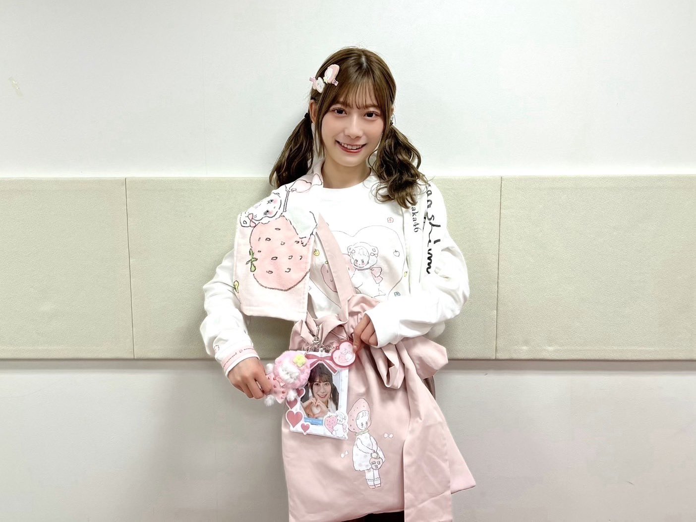 東村芽依卒業セレモニー めいちごパーカー 弾く 東村芽依卒業セレモニー めいちごパーカー 弾く