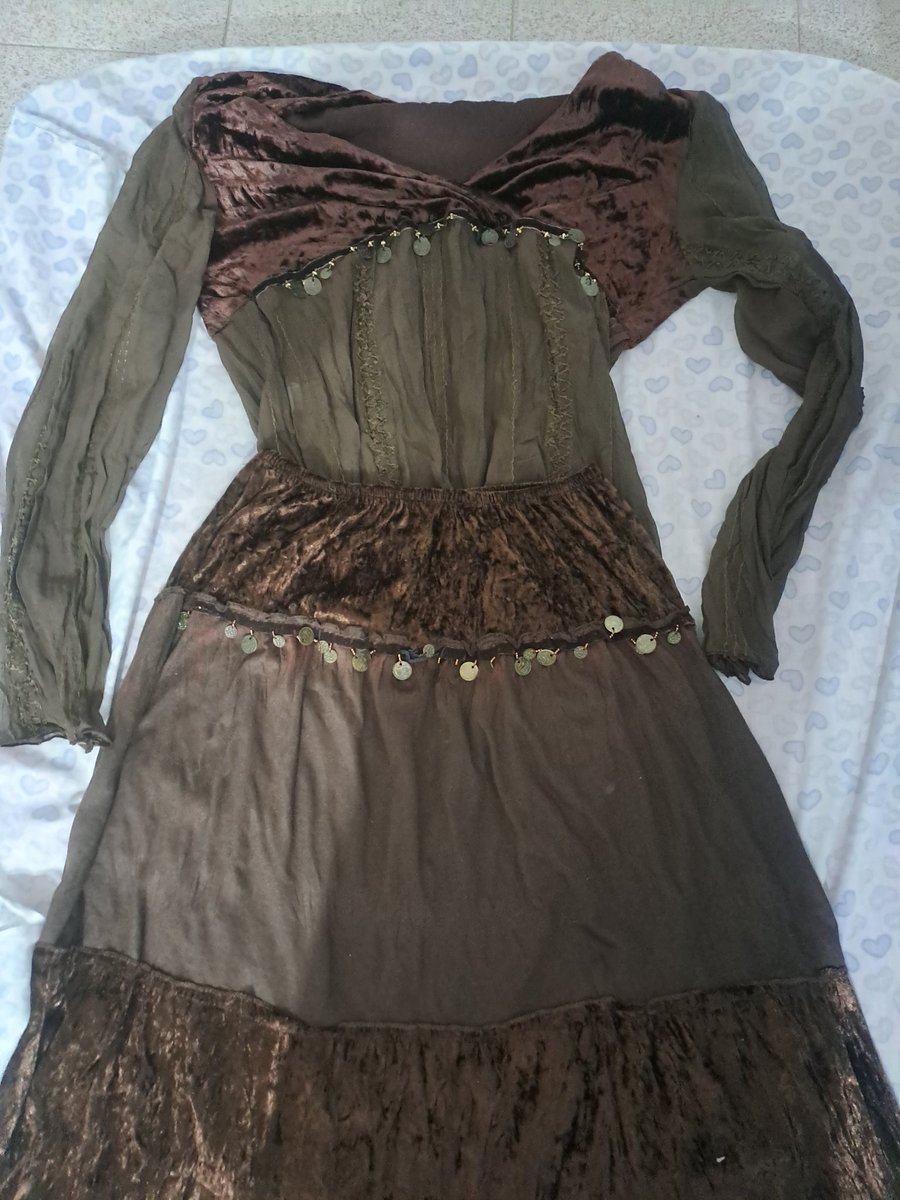 tedemagnolia's tweet photo. algo muy loco q me pasó fue q hace dos semanas en una feria me compré un top de mangas largas en mdz y me lo traje a bs as y mi hermana me dice: che es muy parecido a mi pollera q me compre en una feria y m lo mostró y ES LITERALMENTE EL CONJUNTO no lo podemos creer todavía https://t.co/CEaV8VMvy9
