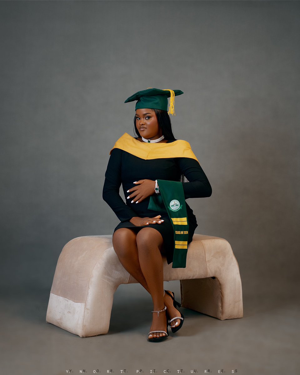 __Tunrayo14's tweet photo. A fucking Graduate!!!🥹❤️❤️

Bsc. Physics, Second class honors🎓 https://t.co/HaoDFPzSNj