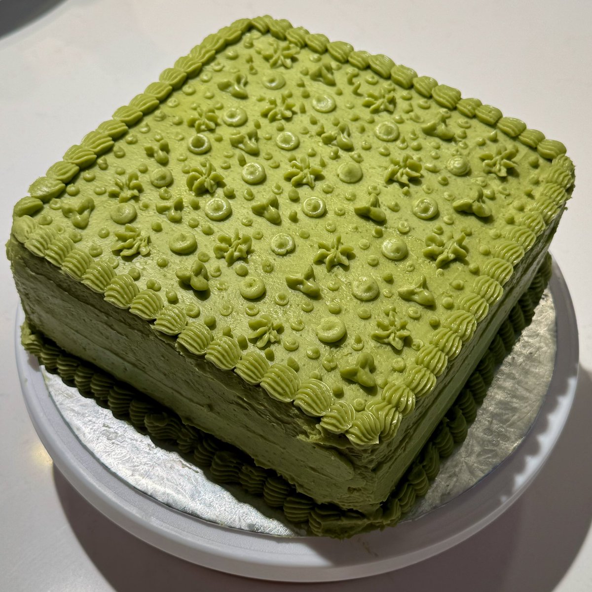 katrinaparmesan's tweet photo. honey sesame cake with spiced pear jam and matcha swiss meringue buttercream 🍐❇️🍵 https://t.co/rY3KFH0Y7r
