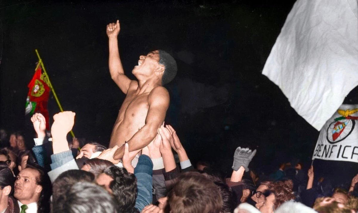 O Rei faz anos. Faz. Não fazia. Faz. Porque o Rei vive sempre. Para sempre. E enquanto houver Universo, haverá Eusébio. E havendo novo Universo haverá, sempre, Eusébio. 

Parabéns, King. No 4° anel e cá em baixo connosco, comuns mortais que ousamos celebrar a tua vida

LV