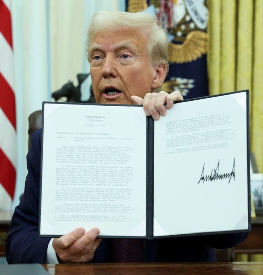 Currentreport1's tweet photo. BREAKING:

President Donald Trump officially signs an order to stop US military aid to Ukraine, but aid to Israel will still go on. https://t.co/5GbzBysINk