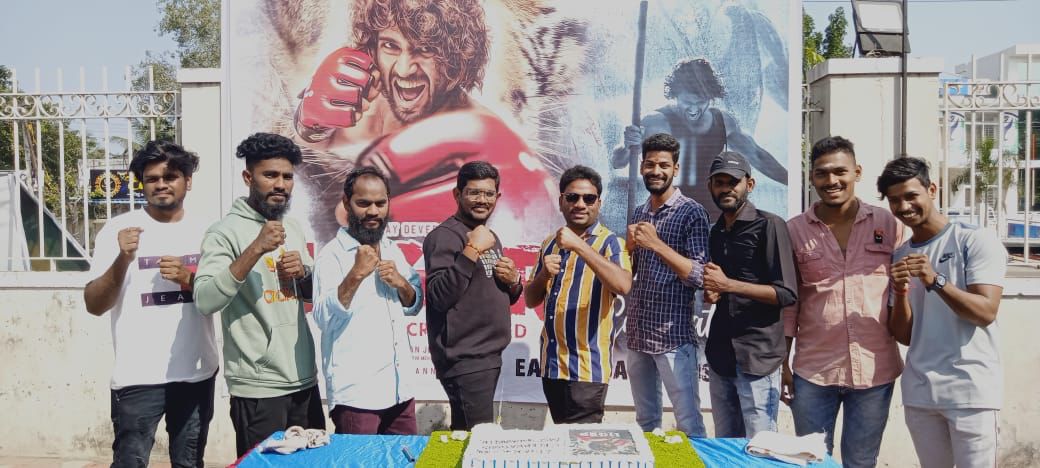 VDCelebrations's tweet photo. Liger First Glimpse Celebrations Rajahmundry.๐ฅ
#Liger #LigerFirstGlimpse #VijayDeverakonda #VDCelebrations https://t.co/a2vHS5tGO6