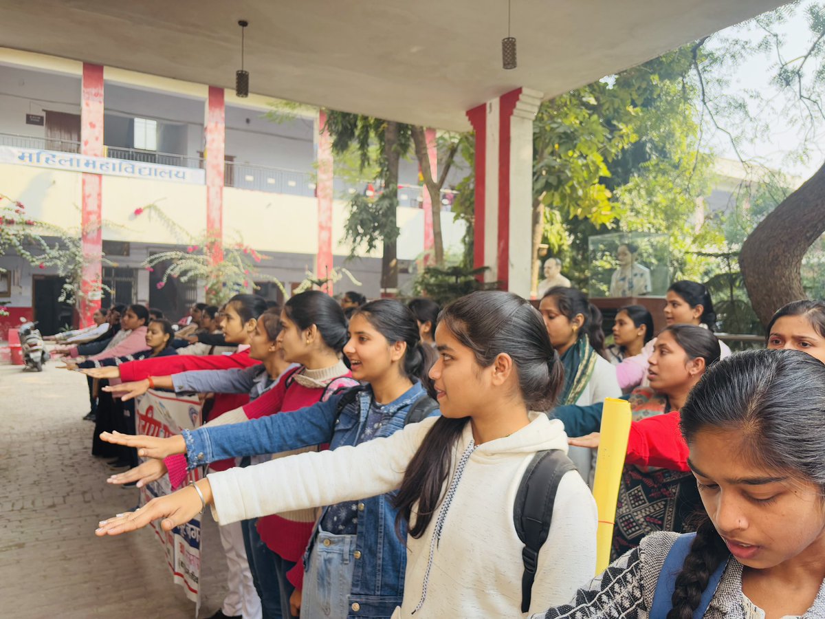 #RoadSafety pledge and human chain for #awareness at Mahila Mahavidyalaya KidwaiNagar Kanpur. <a href="/roadsafe/">Road Safety</a> <a href="/myogioffice/">Yogi Adityanath Office</a> <a href="/uptrafficpolice/">UP Traffic Police</a> <a href="/kanpurtraffic/">KANPUR NAGAR TRAFFIC POLICE</a>