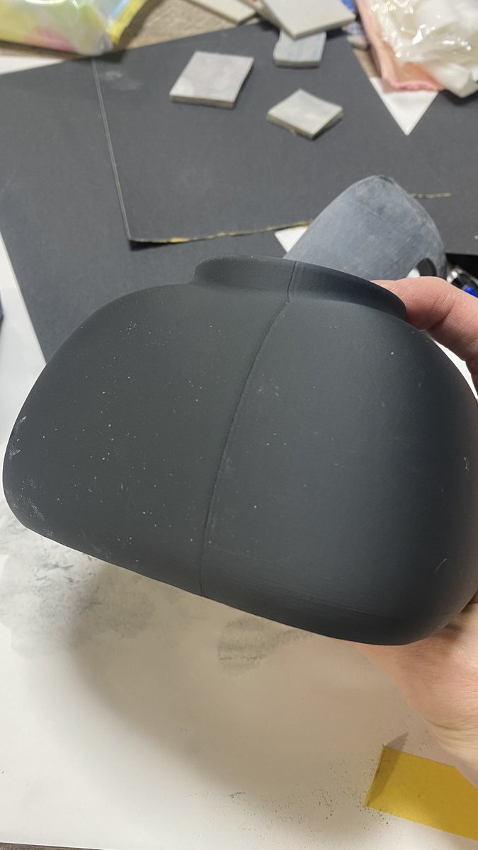 watabemanabu's tweet photo. FFF方式で3Dプリントしたものをどこまでツルツルにできるかに挑んだ作品です🔥
ヤスリがけしてサーフェイサー、ラッカー系のトップコートとコンパウンド。

あえてウレタンコーティングせずに、サーフェイサーとトップコートの塗膜の厚みで積層痕をなんとかしてみようという実験でした。 https://t.co/iZzFVLkjWo