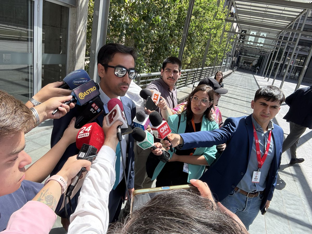 Rastrocom's tweet image. El SII acusa que la sociedad Asesorías y Negocios Commercia -propiedad del marido de Leonarda Villalobos, pero donde ella ejercía como administradora- habría contabilizado como gastos 254 facturas falsas y 25 notas de crédito falsas en su declaración tributaria de 2023.