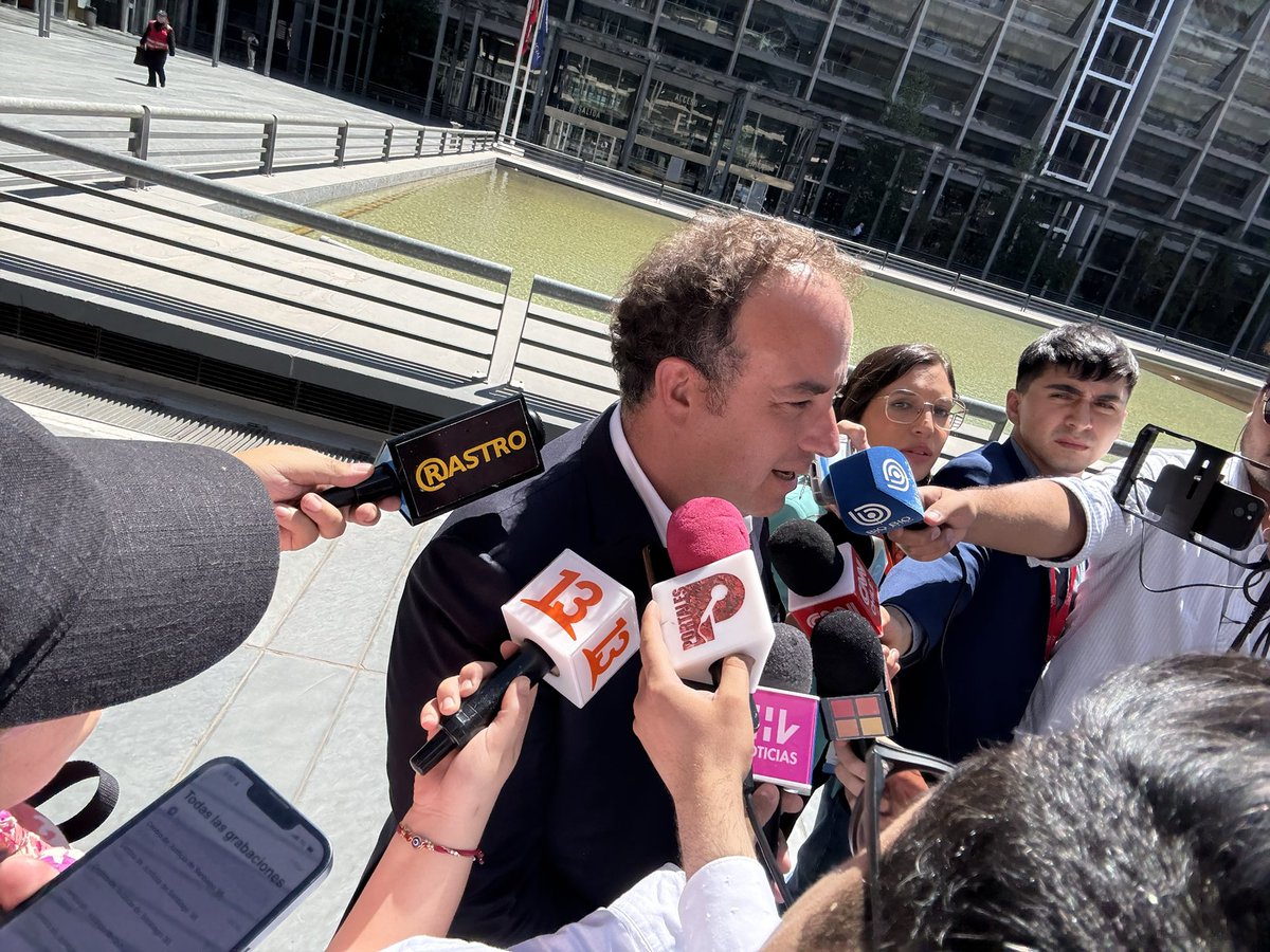 Rastrocom's tweet image. El SII acusa que la sociedad Asesorías y Negocios Commercia -propiedad del marido de Leonarda Villalobos, pero donde ella ejercía como administradora- habría contabilizado como gastos 254 facturas falsas y 25 notas de crédito falsas en su declaración tributaria de 2023.