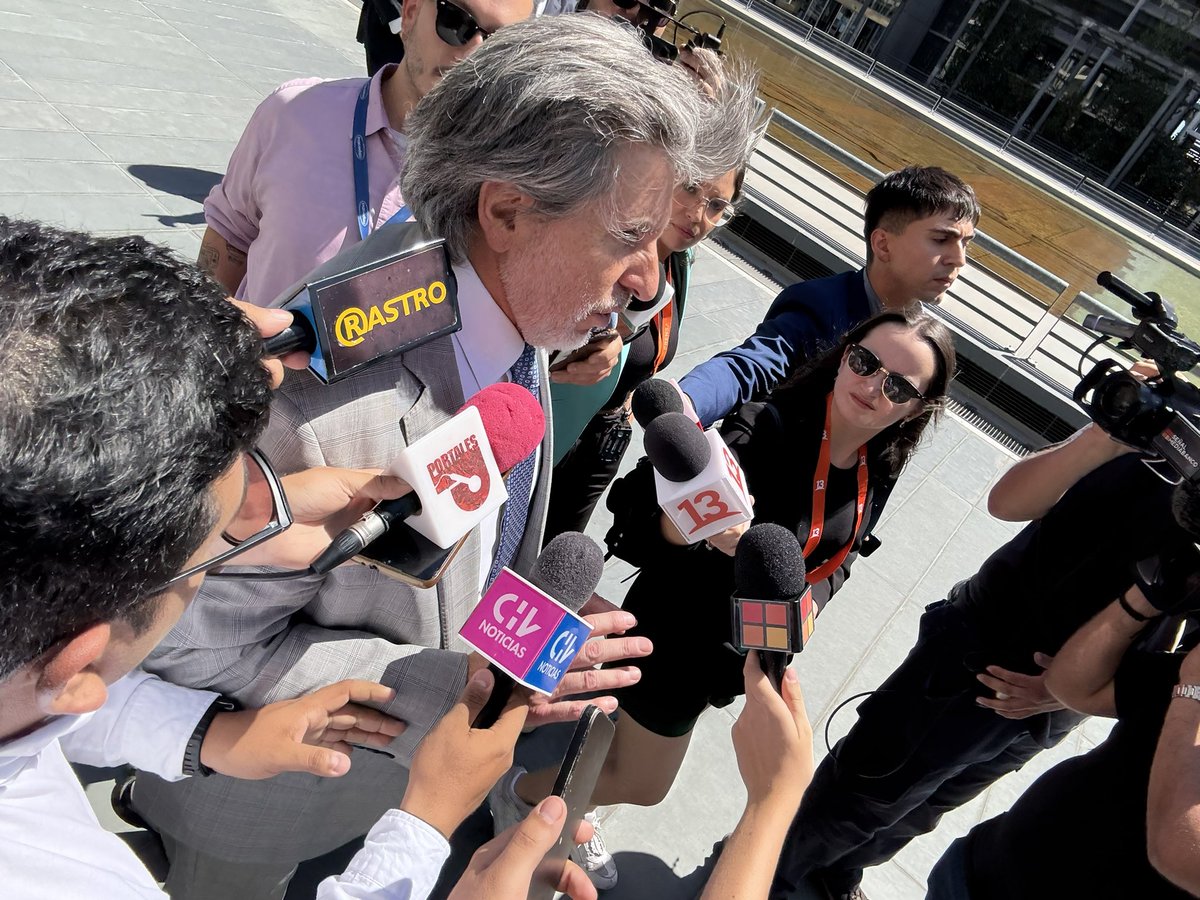 Rastrocom's tweet image. El SII acusa que la sociedad Asesorías y Negocios Commercia -propiedad del marido de Leonarda Villalobos, pero donde ella ejercía como administradora- habría contabilizado como gastos 254 facturas falsas y 25 notas de crédito falsas en su declaración tributaria de 2023.