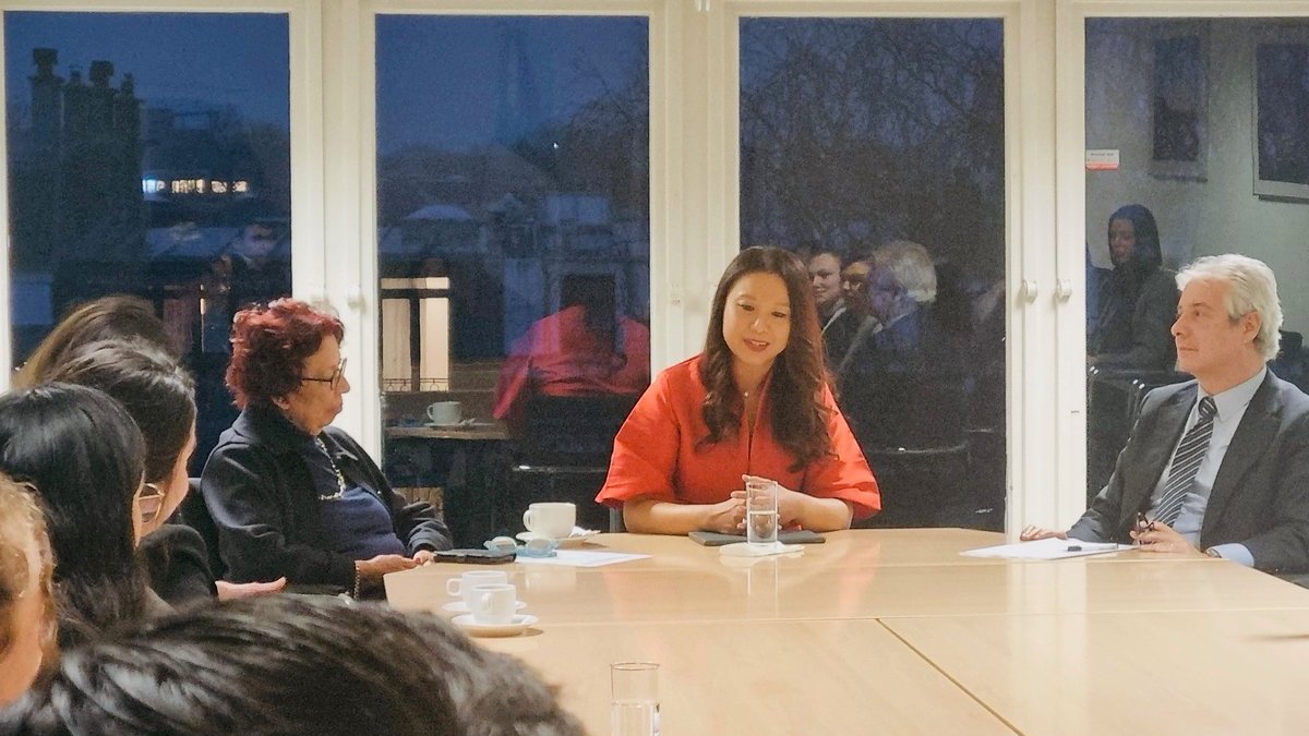 Relaciones Exteriores (@sre_mx) on Twitter photo 📸 El personal de la <a href="/EmbaMexNL/">EmbaMex Países Bajos</a> dio la bienvenida a los estudiantes del curso de invierno de la @HagueAcademy para un inspirador encuentro con <a href="/GeriGohEscolar/">Gérardine Goh Escolar</a>, secretaria general adjunta de la <a href="/HCCH_TheHague/">HCCH</a>.
Geri compartió su experiencia académica, personal y profesional en el 📸 El personal de la <a href="/EmbaMexNL/">EmbaMex Países Bajos</a> dio la bienvenida a los estudiantes del curso de invierno de la @HagueAcademy para un inspirador encuentro con <a href="/GeriGohEscolar/">Gérardine Goh Escolar</a>, secretaria general adjunta de la <a href="/HCCH_TheHague/">HCCH</a>.
Geri compartió su experiencia académica, personal y profesional en el