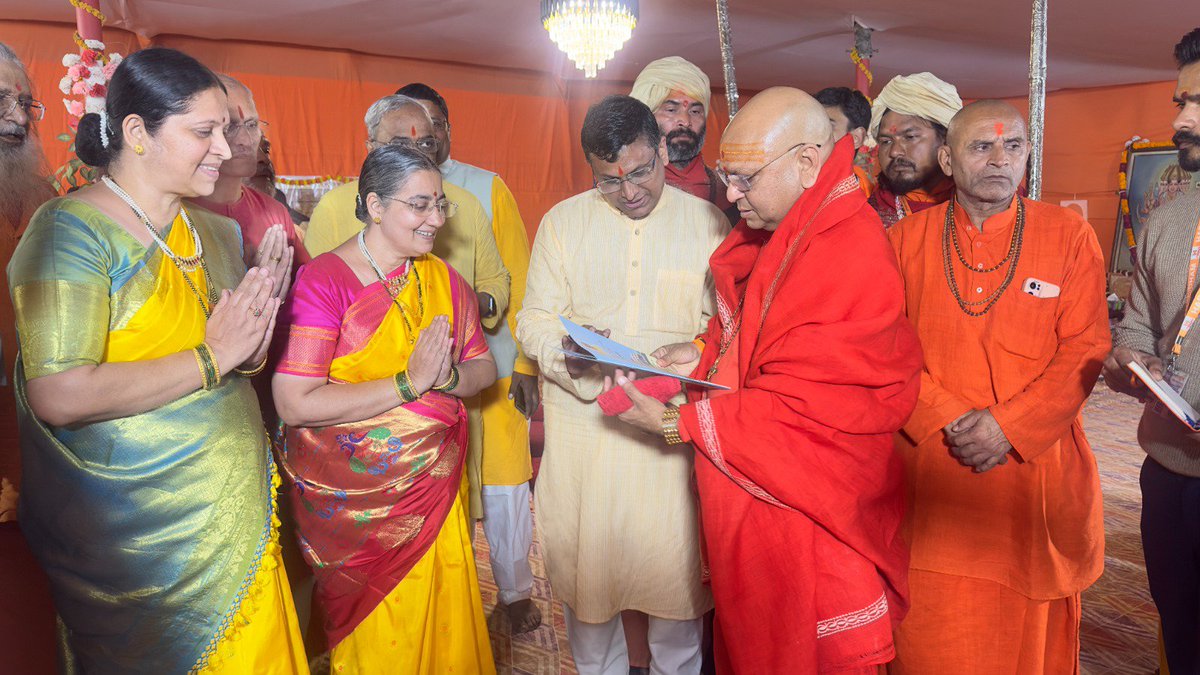 Where Divinity Meets✨🙏

Shrisatshakti (Mrs.) Binda Singbal and Shrichitshakti (Mrs.) Anjali Gadgil, the revered spiritual heirs of Sachchidananda Parabrahman (Dr.) Jayant Athavale, along with Shri. @1ChetanRajhans, had the privilege of meeting Anandpeethadhishwar - Acharya