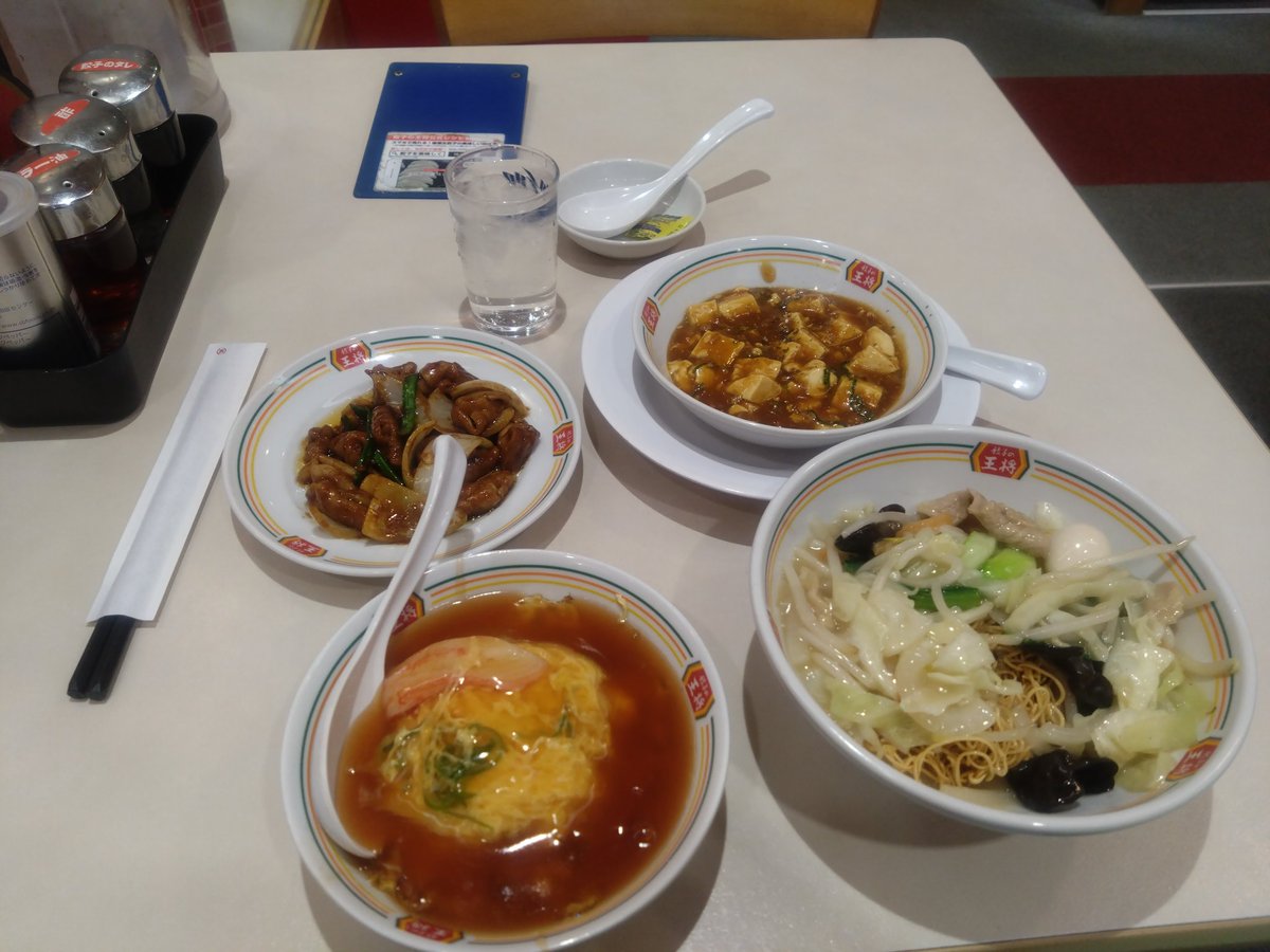 yamaha2stroke's tweet photo. こんにちは。右膝痛くてMRI撮ったら膝の軟骨がすり減って骨同士が直に当たってた😵。一万円する膝サポーターを病院で買った💸💸。写真は　なか卯の朝食と餃子の王将の昼食、JR苗穂工場の鉄道技術館と、鉄道車輌のトイレ(笑) https://t.co/cVAh8l5LU2