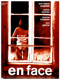merlinpapin3's tweet photo. .@FredOL69007 #DéfiCinéClassique2025 Janvier (Disparu 2024 – Christine Boisson) avec le film #EnFace de Mathias Ledoux (2000) avec Jean Hughes Anglade José Garcia Clotilde Courau Ariel Wizman Emmanuel Salinger Christine Boisson Laurence Février Jean Benguigui Anne Loiret Frédéric Norbert Danièle Lebrun
Jean et Michelle Dorset s'aiment comme au premier jour. Elle est vendeuse chez un fleuriste. Il est écrivain et peine à écrire son second roman. Seule ombre véritable à leur bonheur : ils sont sur le point d'être expulsés de leur appartement. Un jour, comme par enchantement, ils héritent d'un hôtel particulier venant d'un de leurs voisins qu'ils ne connaissaient pas.
Sorti en 2000, En Face de Mathias Ledoux est un thriller psychologique qui semble vouloir s’inscrire dans la tradition hitchcockienne, mais échoue à atteindre les sommets du genre. L’histoire, centrée sur un couple confronté à d’étranges événements après avoir emménagé dans une maison isolée, se veut oppressante, mais le film peine à instaurer une véritable tension.
L’une des principales faiblesses du film réside dans son scénario. Les enjeux, pourtant intrigants en surface, manquent de clarté et d’impact. Le mystère s’étire sans vraiment captiver, et les révélations finales, prévisibles, laissent un goût amer. Ce manque de profondeur narrative est aggravé par une réalisation dépourvue de caractère. Ledoux semble vouloir emprunter à Hitchcock l’art de jouer avec l’espace restreint des décors pour intensifier la pression psychologique. Malheureusement, cette tentative reste superficielle, l’atmosphère restant plus plate que véritablement oppressante.
Les décors eux-mêmes, bien que minimalistes, n’exploitent pas leur potentiel claustrophobique. La mise en scène se contente du strict minimum, comme si l’ambition du réalisateur s’arrêtait à la surface des choses sans jamais creuser les émotions.
Quant aux acteurs, habituellement appréciés, ils semblent ici englués dans un jeu excessif, flirtant parfois avec le caricatural. Leur surjeu, loin de dynamiser le film, renforce la sensation d’artificialité. Même des talents reconnus comme ceux de Jean-Hugues Anglade ou de Clotilde Courau paraissent ici en décalage, leur prestation n’apportant ni profondeur ni subtilité aux personnages.
En Face est une tentative maladroite de créer un thriller psychologique sophistiqué. Mais sans la tension maîtrisée, la mise en scène habile et l’écriture acérée indispensables au genre, le film s’effondre sous le poids de ses propres ambitions. Triste constat pour une œuvre qui aurait pu, avec davantage de rigueur et de vision, devenir un huis clos intrigant. Ici, le résultat reste convenu, terne, et vite oublié.