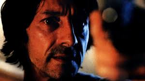 merlinpapin3's tweet photo. .@FredOL69007 #DéfiCinéClassique2025 Janvier (Disparu 2024 – Christine Boisson) avec le film #EnFace de Mathias Ledoux (2000) avec Jean Hughes Anglade José Garcia Clotilde Courau Ariel Wizman Emmanuel Salinger Christine Boisson Laurence Février Jean Benguigui Anne Loiret Frédéric Norbert Danièle Lebrun
Jean et Michelle Dorset s'aiment comme au premier jour. Elle est vendeuse chez un fleuriste. Il est écrivain et peine à écrire son second roman. Seule ombre véritable à leur bonheur : ils sont sur le point d'être expulsés de leur appartement. Un jour, comme par enchantement, ils héritent d'un hôtel particulier venant d'un de leurs voisins qu'ils ne connaissaient pas.
Sorti en 2000, En Face de Mathias Ledoux est un thriller psychologique qui semble vouloir s’inscrire dans la tradition hitchcockienne, mais échoue à atteindre les sommets du genre. L’histoire, centrée sur un couple confronté à d’étranges événements après avoir emménagé dans une maison isolée, se veut oppressante, mais le film peine à instaurer une véritable tension.
L’une des principales faiblesses du film réside dans son scénario. Les enjeux, pourtant intrigants en surface, manquent de clarté et d’impact. Le mystère s’étire sans vraiment captiver, et les révélations finales, prévisibles, laissent un goût amer. Ce manque de profondeur narrative est aggravé par une réalisation dépourvue de caractère. Ledoux semble vouloir emprunter à Hitchcock l’art de jouer avec l’espace restreint des décors pour intensifier la pression psychologique. Malheureusement, cette tentative reste superficielle, l’atmosphère restant plus plate que véritablement oppressante.
Les décors eux-mêmes, bien que minimalistes, n’exploitent pas leur potentiel claustrophobique. La mise en scène se contente du strict minimum, comme si l’ambition du réalisateur s’arrêtait à la surface des choses sans jamais creuser les émotions.
Quant aux acteurs, habituellement appréciés, ils semblent ici englués dans un jeu excessif, flirtant parfois avec le caricatural. Leur surjeu, loin de dynamiser le film, renforce la sensation d’artificialité. Même des talents reconnus comme ceux de Jean-Hugues Anglade ou de Clotilde Courau paraissent ici en décalage, leur prestation n’apportant ni profondeur ni subtilité aux personnages.
En Face est une tentative maladroite de créer un thriller psychologique sophistiqué. Mais sans la tension maîtrisée, la mise en scène habile et l’écriture acérée indispensables au genre, le film s’effondre sous le poids de ses propres ambitions. Triste constat pour une œuvre qui aurait pu, avec davantage de rigueur et de vision, devenir un huis clos intrigant. Ici, le résultat reste convenu, terne, et vite oublié.