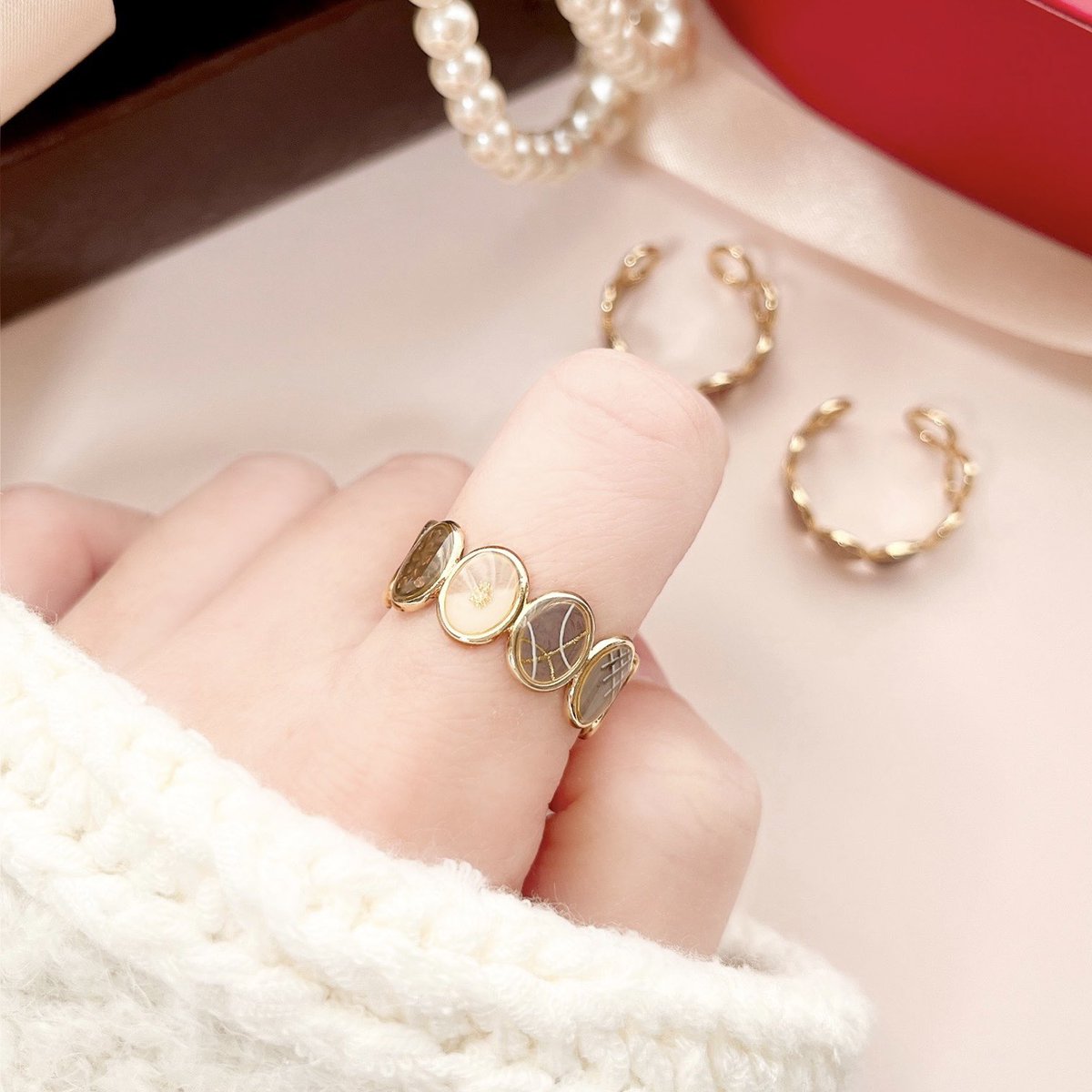 Valentine Collection 2025 

valentine ring 〘 ミルクチョコレート 〙

ミルクチョコレートのようななめらかで
優しい口溶けをイメージしたリング🥨⁺.

まるでナッツが入っているようなデザイン
などチョコレート好きな方におすすめ🍫

着用画像が1番実物に近い色味ですෆ