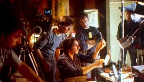 merlinpapin3's tweet photo. .@FredOL69007 #DéfiCinéClassique2025 Janvier (Disparu 2024 – Christine Boisson) avec le film #EnFace de Mathias Ledoux (2000) avec Jean Hughes Anglade José Garcia Clotilde Courau Ariel Wizman Emmanuel Salinger Christine Boisson Laurence Février Jean Benguigui Anne Loiret Frédéric Norbert Danièle Lebrun
Jean et Michelle Dorset s'aiment comme au premier jour. Elle est vendeuse chez un fleuriste. Il est écrivain et peine à écrire son second roman. Seule ombre véritable à leur bonheur : ils sont sur le point d'être expulsés de leur appartement. Un jour, comme par enchantement, ils héritent d'un hôtel particulier venant d'un de leurs voisins qu'ils ne connaissaient pas.
Sorti en 2000, En Face de Mathias Ledoux est un thriller psychologique qui semble vouloir s’inscrire dans la tradition hitchcockienne, mais échoue à atteindre les sommets du genre. L’histoire, centrée sur un couple confronté à d’étranges événements après avoir emménagé dans une maison isolée, se veut oppressante, mais le film peine à instaurer une véritable tension.
L’une des principales faiblesses du film réside dans son scénario. Les enjeux, pourtant intrigants en surface, manquent de clarté et d’impact. Le mystère s’étire sans vraiment captiver, et les révélations finales, prévisibles, laissent un goût amer. Ce manque de profondeur narrative est aggravé par une réalisation dépourvue de caractère. Ledoux semble vouloir emprunter à Hitchcock l’art de jouer avec l’espace restreint des décors pour intensifier la pression psychologique. Malheureusement, cette tentative reste superficielle, l’atmosphère restant plus plate que véritablement oppressante.
Les décors eux-mêmes, bien que minimalistes, n’exploitent pas leur potentiel claustrophobique. La mise en scène se contente du strict minimum, comme si l’ambition du réalisateur s’arrêtait à la surface des choses sans jamais creuser les émotions.
Quant aux acteurs, habituellement appréciés, ils semblent ici englués dans un jeu excessif, flirtant parfois avec le caricatural. Leur surjeu, loin de dynamiser le film, renforce la sensation d’artificialité. Même des talents reconnus comme ceux de Jean-Hugues Anglade ou de Clotilde Courau paraissent ici en décalage, leur prestation n’apportant ni profondeur ni subtilité aux personnages.
En Face est une tentative maladroite de créer un thriller psychologique sophistiqué. Mais sans la tension maîtrisée, la mise en scène habile et l’écriture acérée indispensables au genre, le film s’effondre sous le poids de ses propres ambitions. Triste constat pour une œuvre qui aurait pu, avec davantage de rigueur et de vision, devenir un huis clos intrigant. Ici, le résultat reste convenu, terne, et vite oublié.