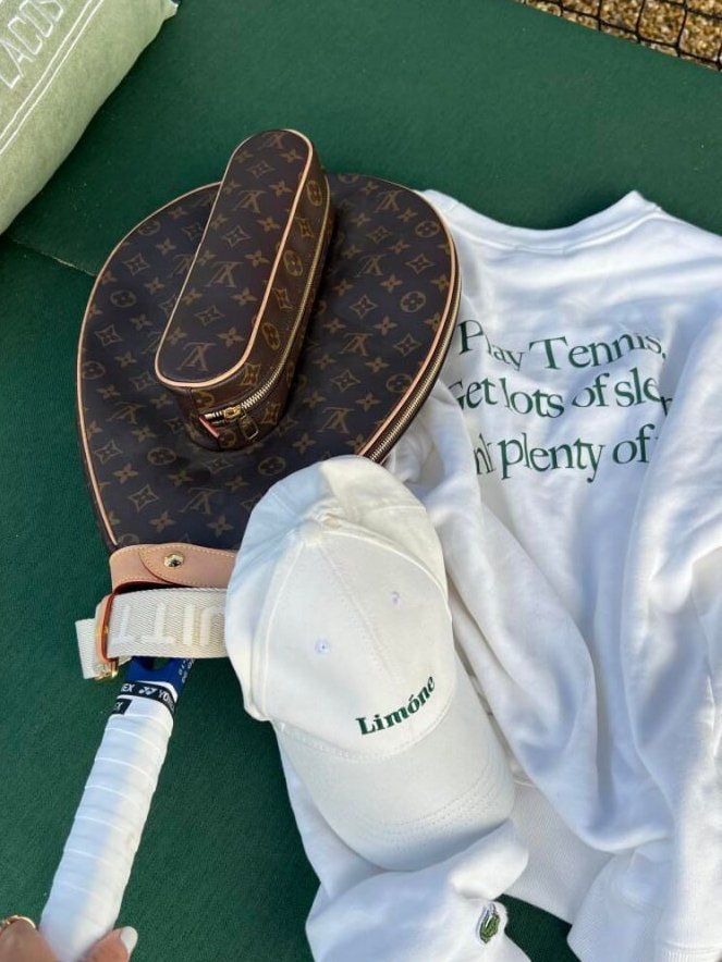 Sweating on the tennis court with friends, life is so comfortable!✨