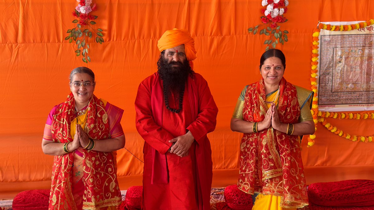 Shrisatshakti (Mrs.) Binda Singbal ji and Shrichitshakti (Mrs.) Anjali Gadgil ji, the revered spiritual heirs of Sachchidananda Parabrahman (Dr.) Jayant Athavale,  had the privilege of meeting Shri. Mahant Ravindra Puri Ji Maharaj, President of Akhil Bhartiya Akhada Parishad and