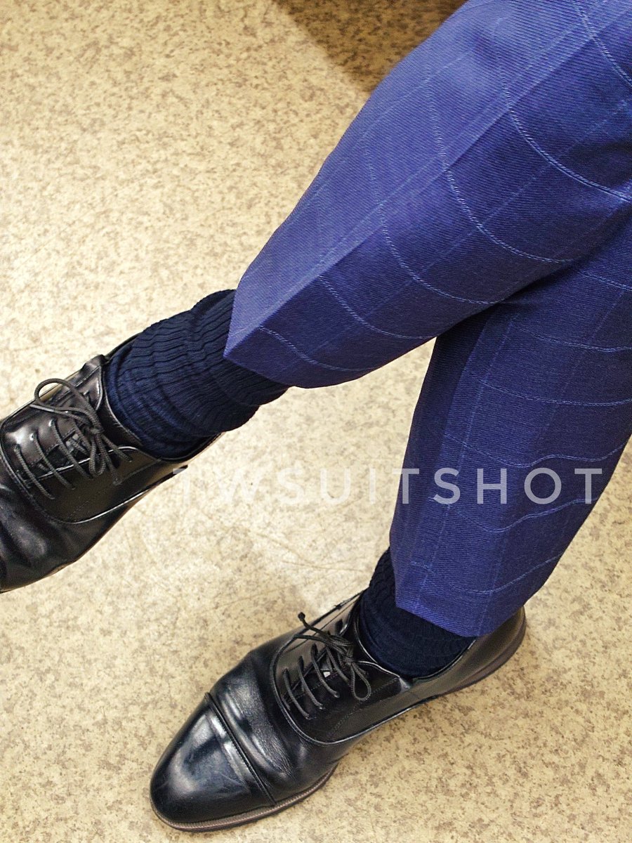 日本電車上班族，色氣滿滿🥵

#日本上班族 #西裝 #西裝男 #上班族 #皮鞋 #襯衫 #紳士襪 #鞋襪 #異男