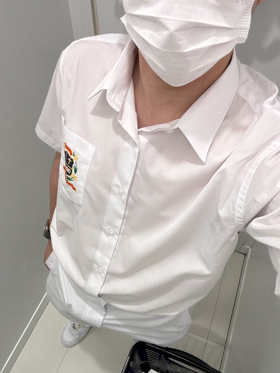 著校服出街行 白衫白褲好透🤭