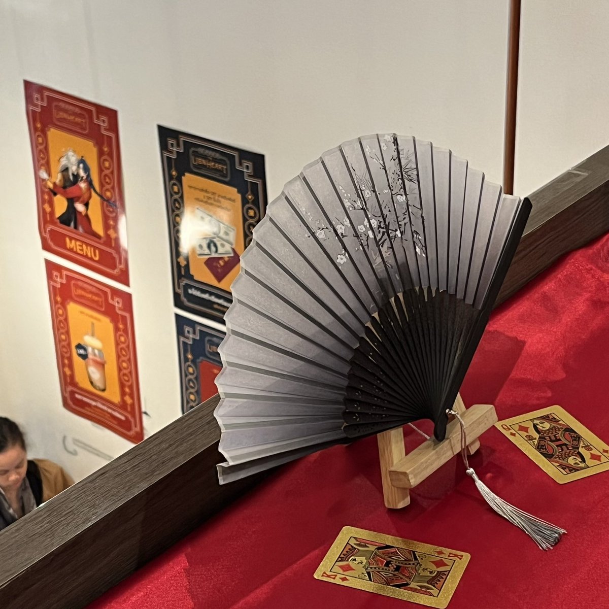🏮 ประกาศสำคัญจากบอสจิ่งหยวน 🎉🏮
ช่วงเวลาคาเฟ่ถูกขยายจนถึงห้าโมงเย็น !
โซนชั้น 1 และชั้นลอย ต้อนรับ #จิ่งเริ่น ชิปเปอร์ที่อยากร่วมกิจกรรมคาเฟ่ สามารถแวะมาเยี่ยมชมที่ร้านได้ถึง 17:00 กันเล๊ย !

แวะมาหาพวกเรากันเยอะๆนะคะ ❤️🧧
#เฉือนคมหัวใจราชสีห์