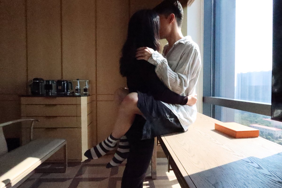 明明说要晒太阳的，怎么说着说着就亲上啦

#四爱小狗  #四爱 #iiii