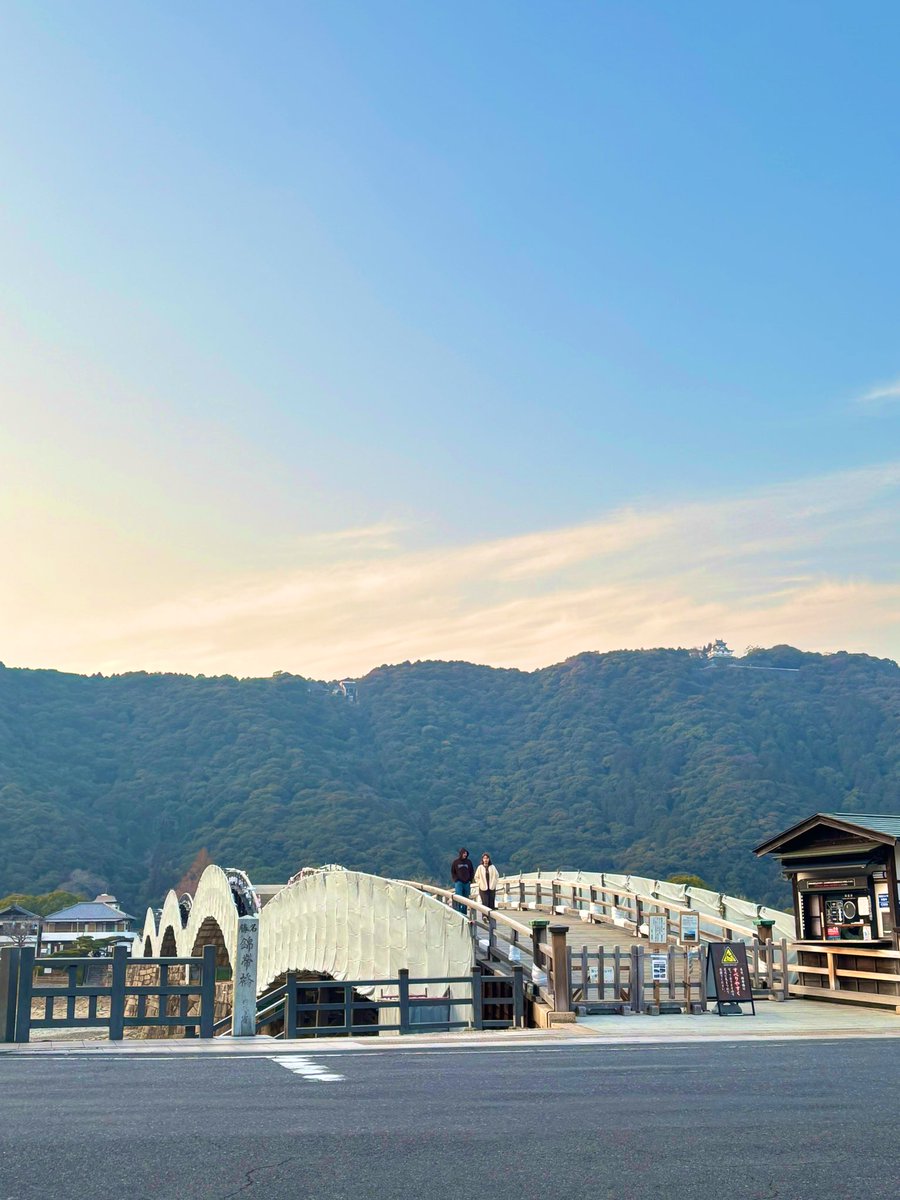 hibijourny's tweet photo. 錦帯橋 📍山口・岩国
25年3月まで調査・保全工事のため覆われた状態。これはこれでレアかも。歌川広重など浮世絵師も好き好んで訪れたことが頷ける抜けの美しい景色よ。 https://t.co/vv5uhEgxrK