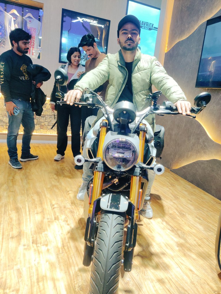 jay__dutta's tweet photo. How is it on Hero Maverick &amp; Karizma xmr 250 New Look 😍 #hero #maverick #karizma #bikes @HeroMotoCorp https://t.co/SSwF6NBfbP