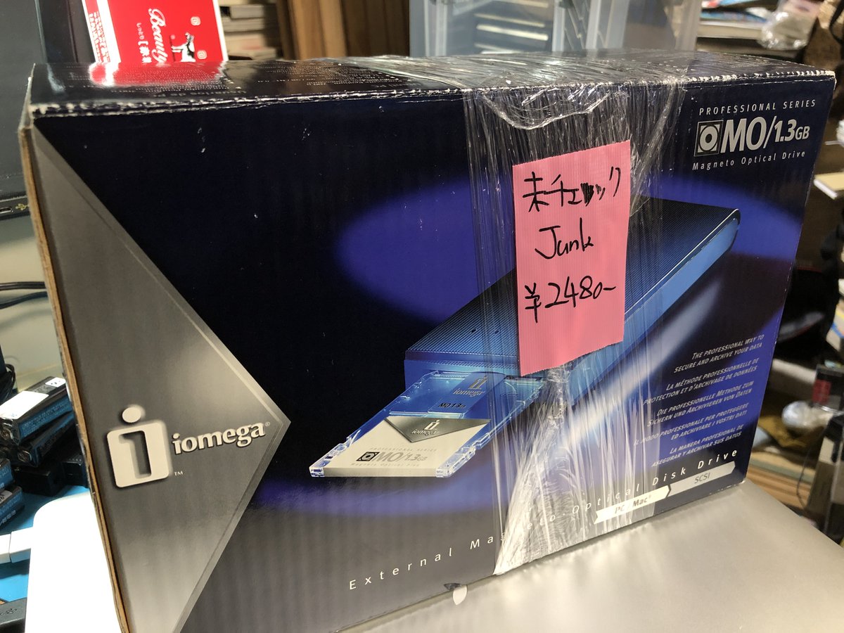 lll_kus_lll's tweet photo. MOドライブの方のI/Fは大丈夫だった😅
1.3GBの未開封ＭOメディアが入ってた。
ケーブルもカバーが付いたままなので、もしかしたら未使用品だったのかもしれぬ。
#SCSI #MO #1.3GB #iomega https://t.co/txTopsHH8V