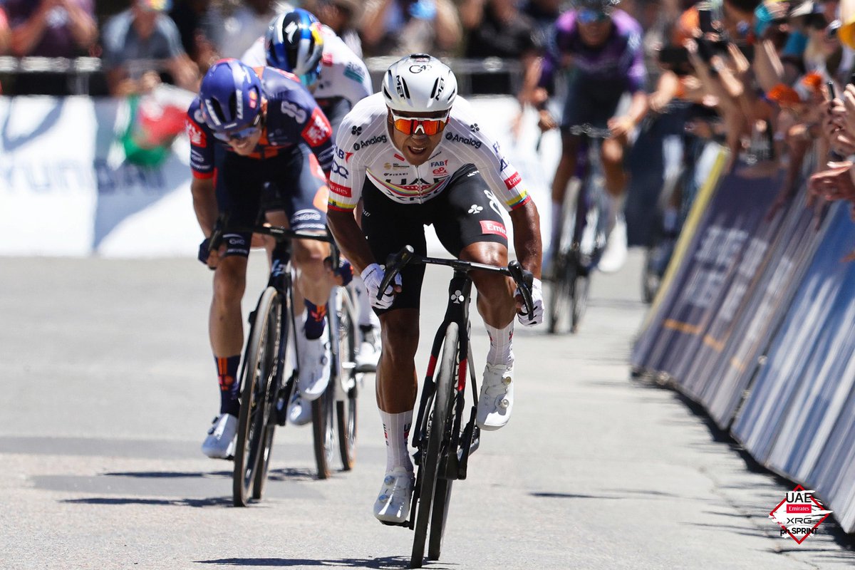 The winning moment 🚀👏🦎

Glory for <a href="/NarvaezJho/">Jhonatan Narváez</a> in first victory in UAE Team Emirates-XRG‘ colours! #WeAreUAE 🇦🇪

#TourDownUnder