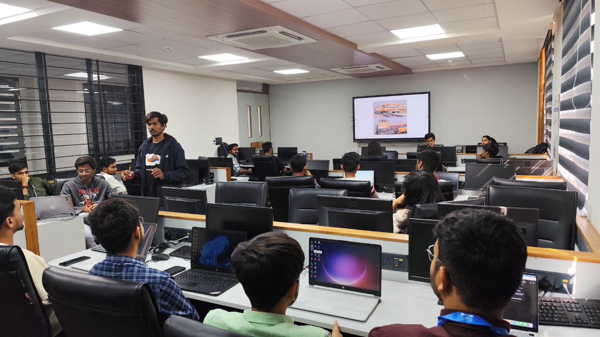 pu_dao_'s tweet photo. ✨Web3.0 Session 4 is live at Parul University📢
Dive deep into Web3 and Blockchain, learn everything from tip to toe.⛓️
#Blockchain #Web3 #Session4 #Vadodara https://t.co/uHS6m5xMHK