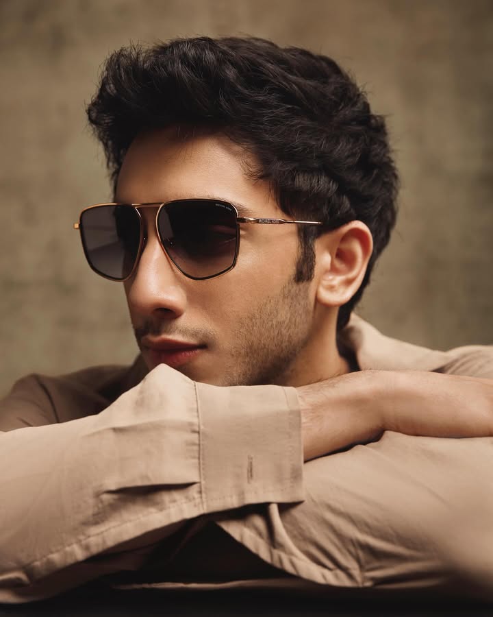 vedangrainaaaa's tweet photo. Introducing a new era of style, @MichaelKors brings the first-ever Men’s Eyewear Collection to India. Timeless sophistication, modern luxury—crafted for the discerning gentleman. 

#MichaelKorsMan #EyewearCollection #MKIndiaLaunch https://t.co/OvWbOrCopC