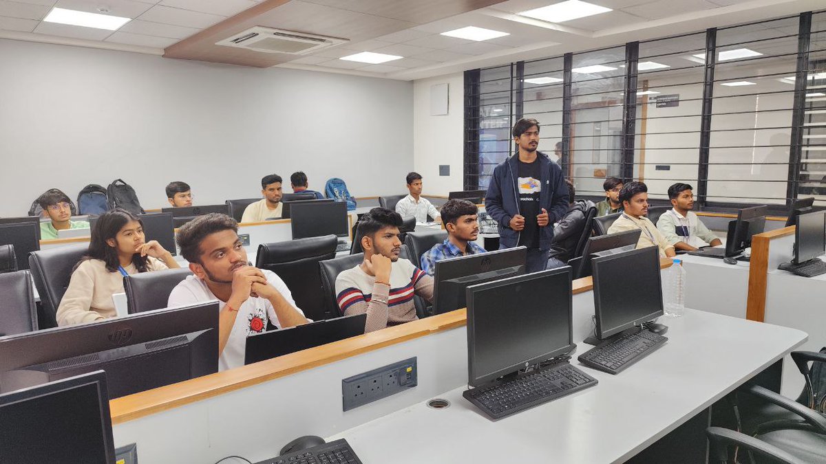 pu_dao_'s tweet photo. Web3 is the next evolution of the internet, where YOU own your data and digital assets.🧠
It's powered by blockchain, offering transparency, security and decentralization. 🌍✨

Join us at PU DAO’s session to learn more! 🚀
#Web3Explained #Blockchain #PUDAO #Session4 https://t.co/dXSuIvJYmW