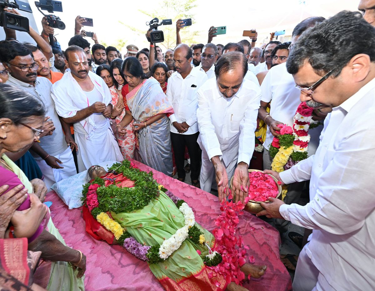 PolyTricks_in's tweet image. దివంగతులైన తన సోదరి చీటీ సకలమ్మ గారి పార్థివదేహానికి నివాళులర్పించిన కేసీఆర్..
#KCR #KTR #kcrfamily #kcrsister  #BRSParty 
@KCRBRSPresident @KTRBRS